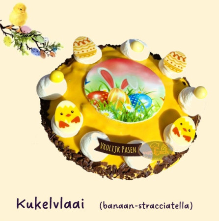 Kukelvlaai banaan-stracciatella, afgewerkt met vrolijke paasdeco